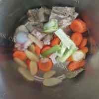 喷香的红萝卜排骨汤的做法图解四