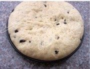 美味的黑橄榄面包做法图解4)