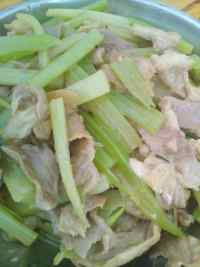 家常菜芹菜炒肉
