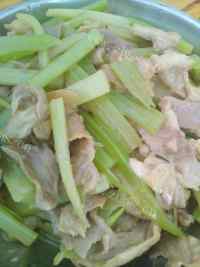 家常菜芹菜炒肉