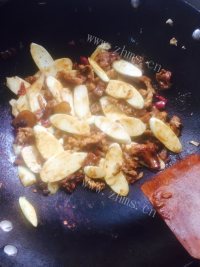 色香味俱全的茭白炒肉做法图解6)