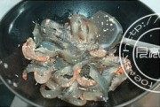 美味的蒜泥蚝油沼虾做法图解2)