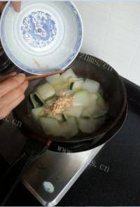 营养丰富的冬瓜虾皮汤做法图解9)