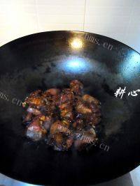 美味的青椒炒鸡腿做法图解7)