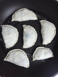 美味的韭菜盒子做法图解7)