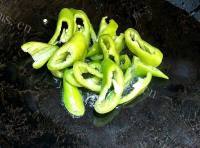 家常菜青椒炒土豆做法图解3)