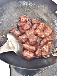 美味的沪派糖醋排骨做法图解8)