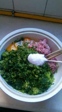 好吃的猪肉芹菜饺做法图解7)
