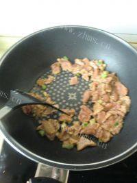 家常菜木耳小炒肉做法图解4)