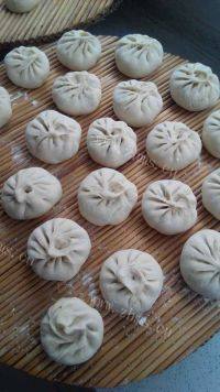 色味俱佳的芹菜肉包子做法图解4)