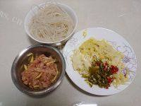 美味的泡菜苕粉肉丝做法图解2)