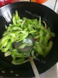 家常菜西芹炒肉片做法图解8)