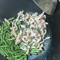 芳香四溢的长豆角炒肉做法图解6)