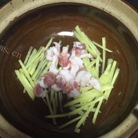美味的杂鱼煲做法图解3)