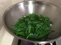诱人的韭菜炒虾仁做法图解5)