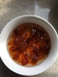 诱人的桃胶皂角米银耳羹做法图解6)