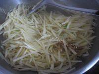 脍炙人口的芹菜土豆丝做法图解5)