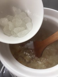 清甜有益的桃胶皂角米银耳羹做法图解7)