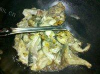 家常菜鱼炖豆腐做法图解6)