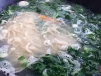 美味的蔬菜热汤面做法图解12)