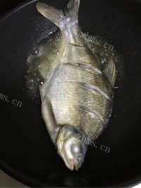 美味的香煎鳊鱼做法图解2)