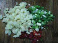 家常菜芹菜炒肉丝做法图解3)
