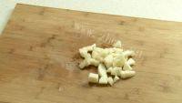美味的银耳雪梨汤做法图解1)