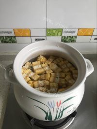 食欲满满的苦瓜玉米排骨汤做法图解3)