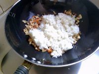 美味的咸鱼鸡粒炒饭做法图解6)