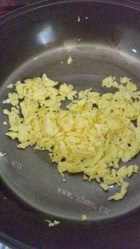 美味的咸鱼鸡粒炒饭做法图解3)
