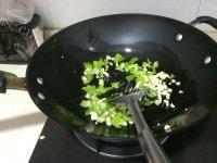 美味的青椒蛋炒饭做法图解3)