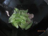 让人怀念的莴笋炒肉做法图解5)