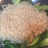 美味的香菇油菜炒面做法图解6)
