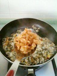 酸菜鸡蛋炒饭做法图解6)