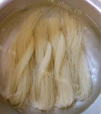 美味的幸福早餐排骨米线做法图解2)