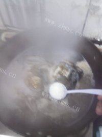 「念念不忘」鱼头豆腐汤做法图解5)