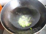 美味的三色虾仁炒蛋做法图解2)