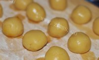 美味可口的红豆广式月饼做法图解4)