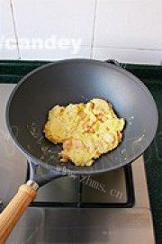 美味的北极虾炒蛋做法图解5)