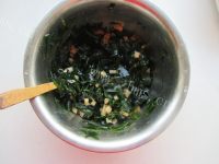 可口的裙带菜素肉烫面馅饼做法图解6)