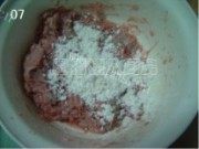 热腾腾的茄汁芋头猪肉虾仁饼做法图解3)