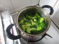 美味的牛肉炒西兰花做法图解4)