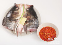 美味的双色剁椒鱼头做法图解1)