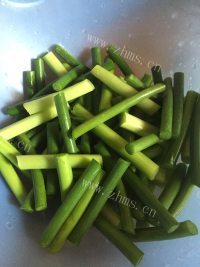 荤素搭配蒜苔肉片做法图解1)