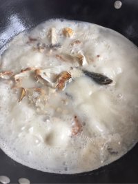 回味无穷的鱼头汤做法图解3)