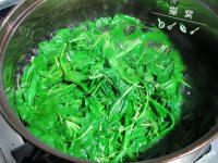 美味的荠菜瘦肉粥做法图解4)