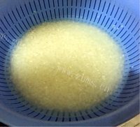 色泽鲜亮的香肠焖饭做法图解1)