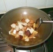 美味的冻豆腐香菇鸡翅煲做法图解5)