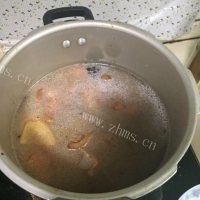 美味的猪蹄火锅做法图解7)