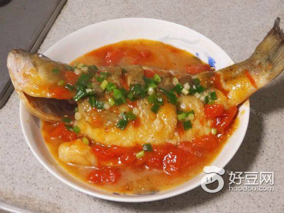 诱人的茄汁鲈鱼